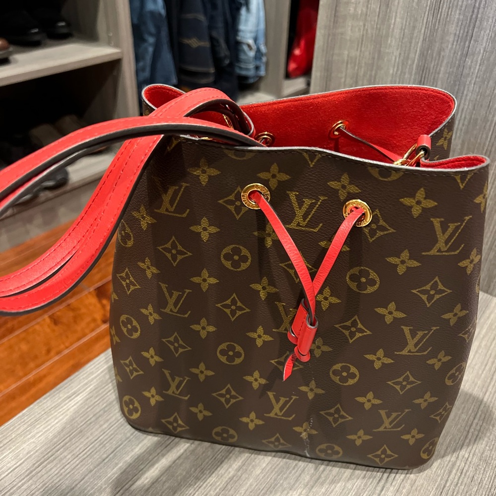 Louie Vuitton NéoNoé bucket bag Its a beautiful bag! Kept in dust cover.